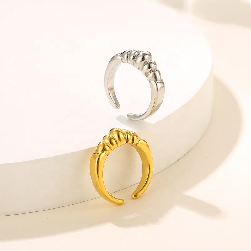“Simple Charm Ring”