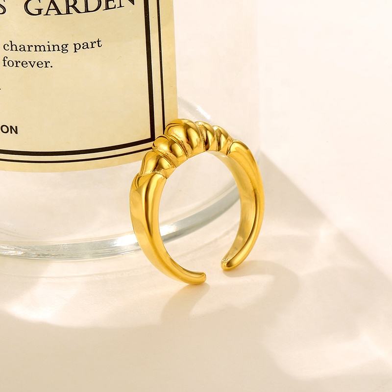“Simple Charm Ring”